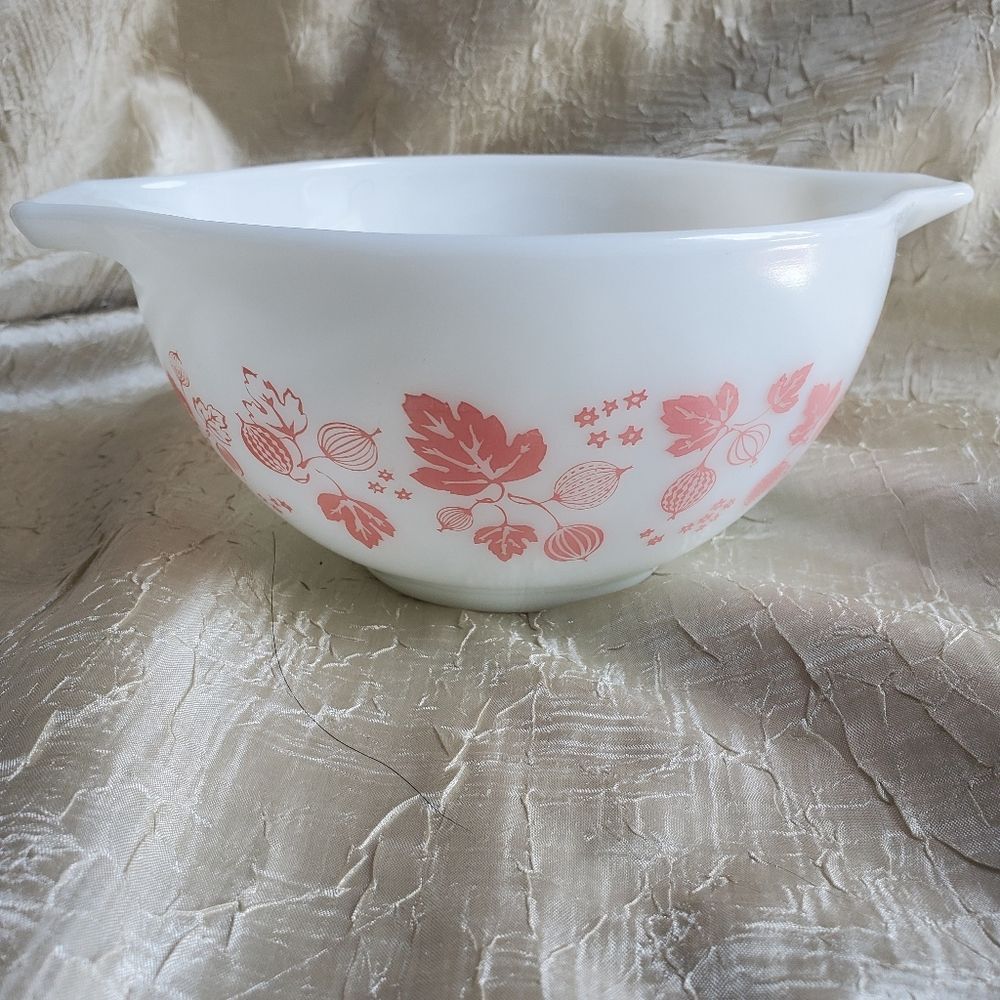 PYREX vintage pink and white Gooseberry print mixing bowl in rare 1½ pin…